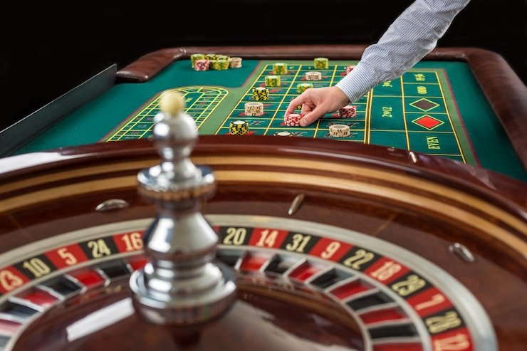 Pengguna menarabet menjelajah lewat ponsel